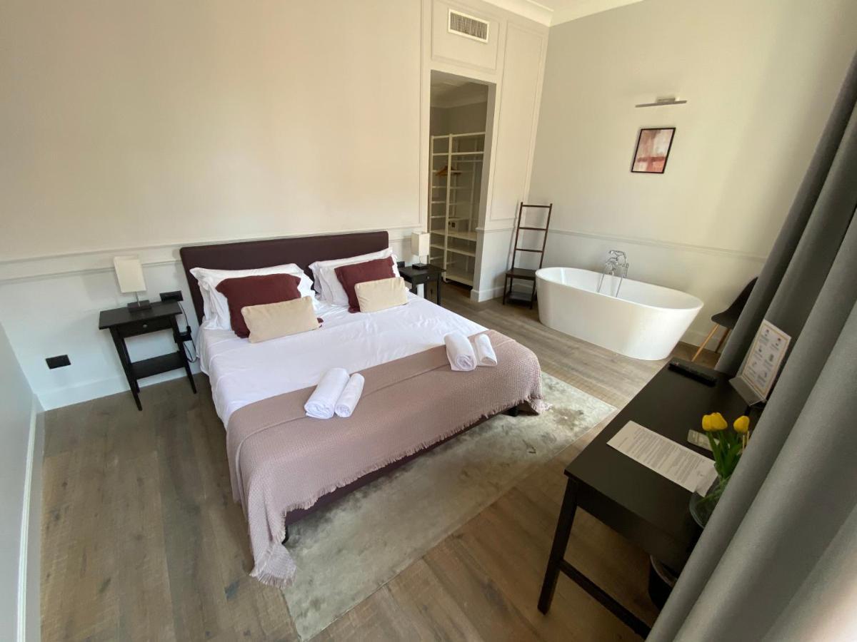 Deluxe Double Room Bath