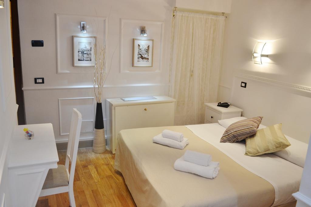 Small Double Room,681684828:JPEG