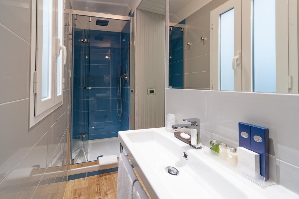 Standard Double or Twin Room,706202197:JPEG