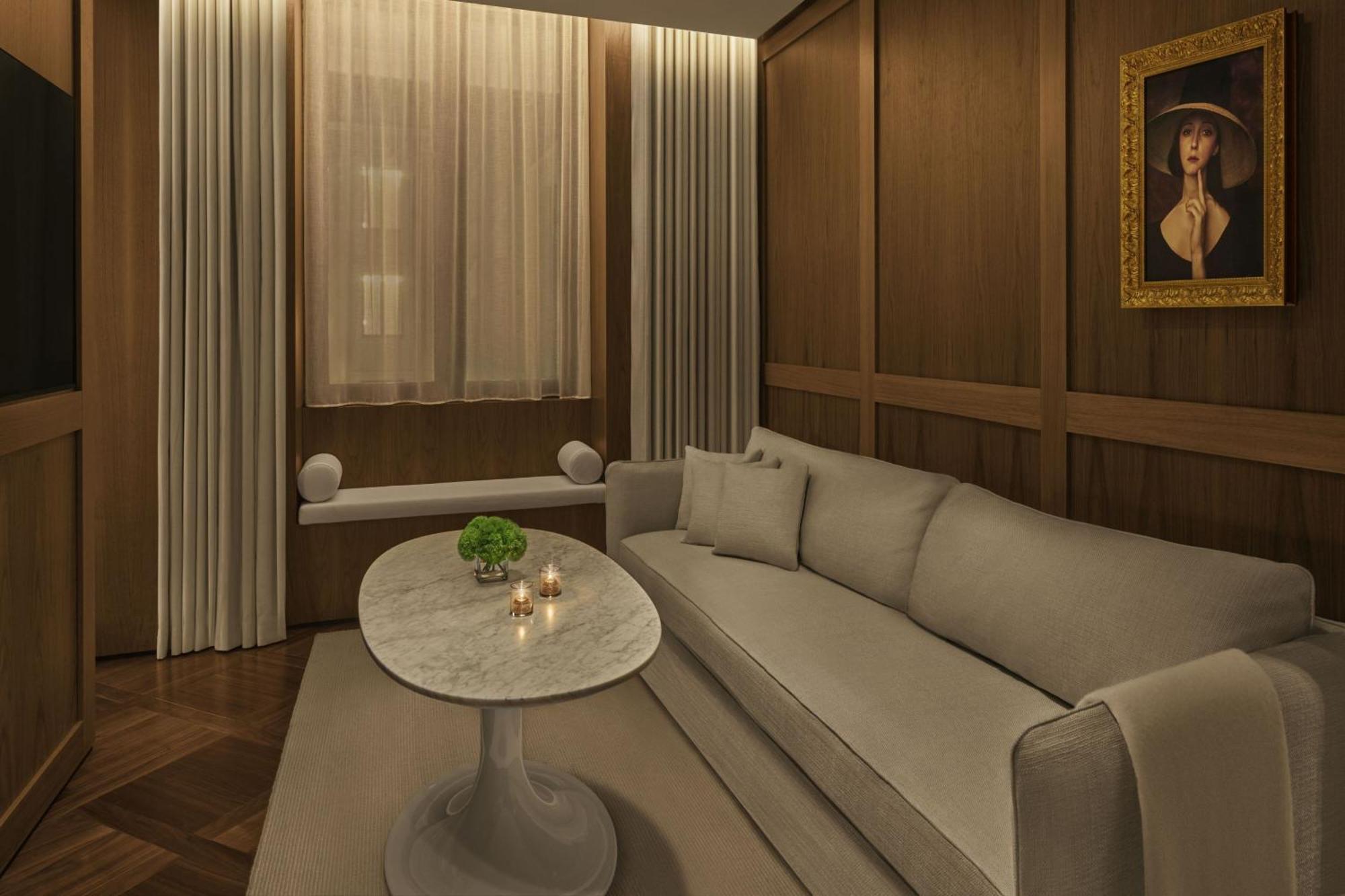 One-Bedroom King Suite Courtyard View