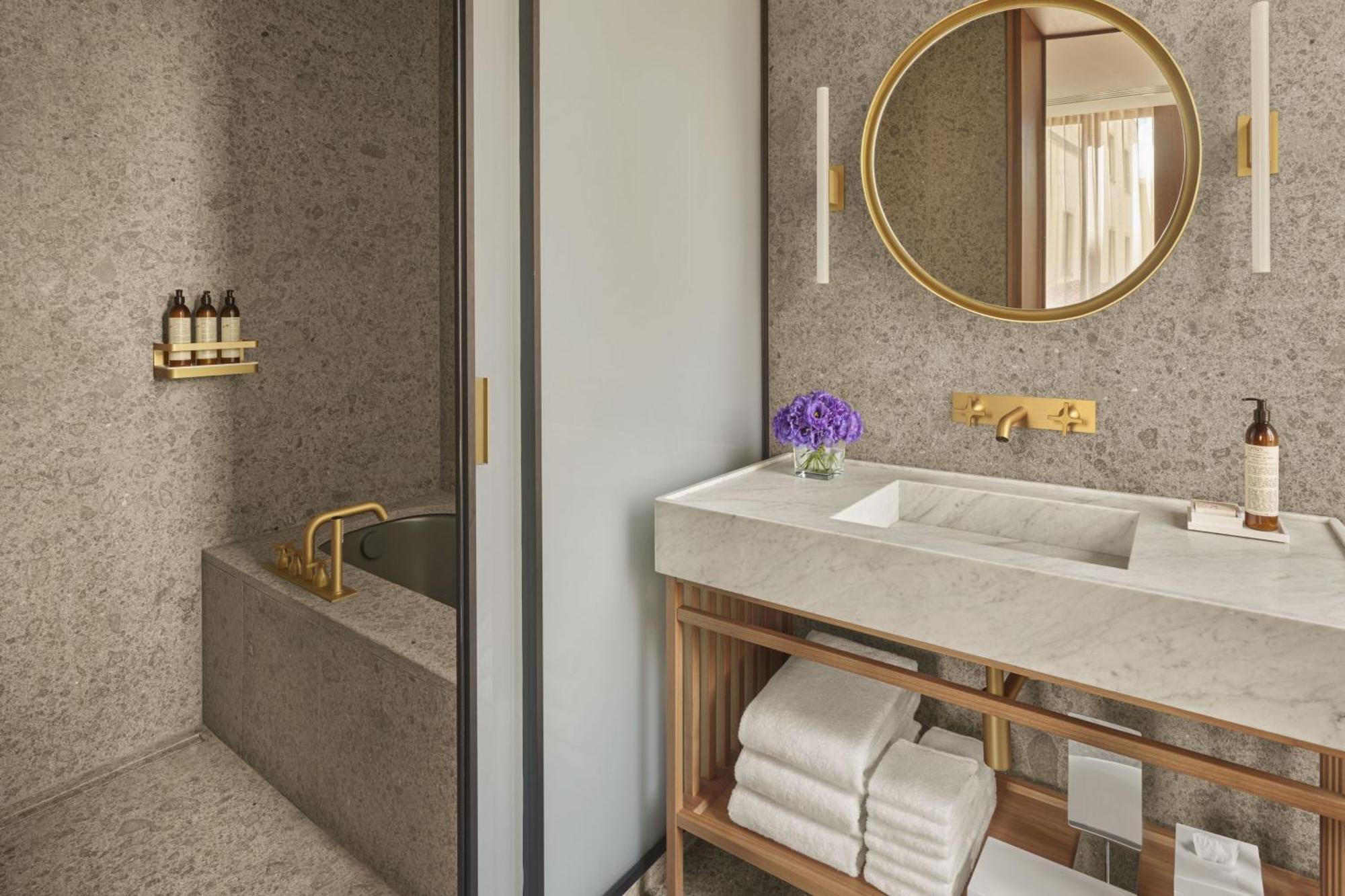 Signature King Suite