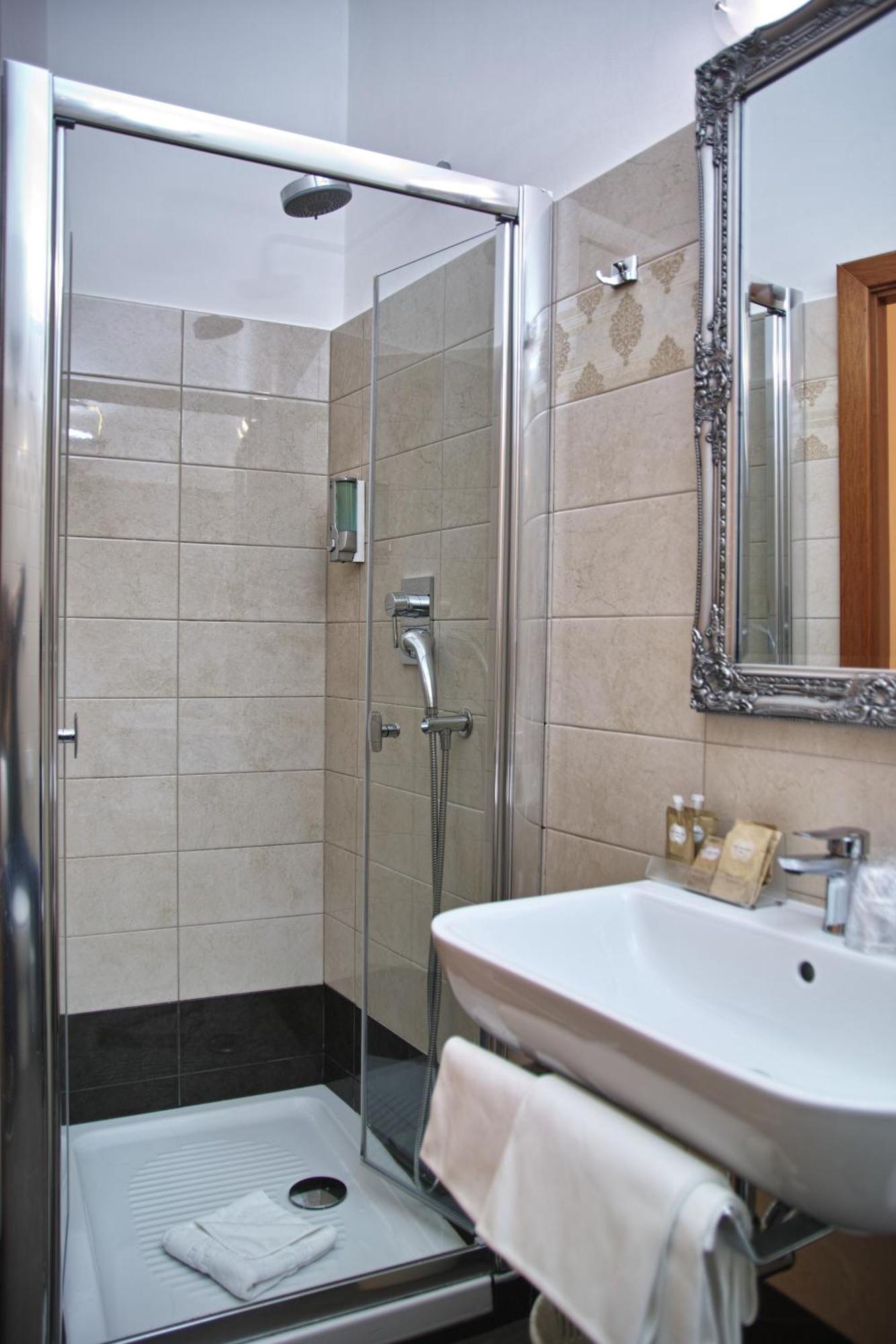Triple Room,1556941789:JPEG