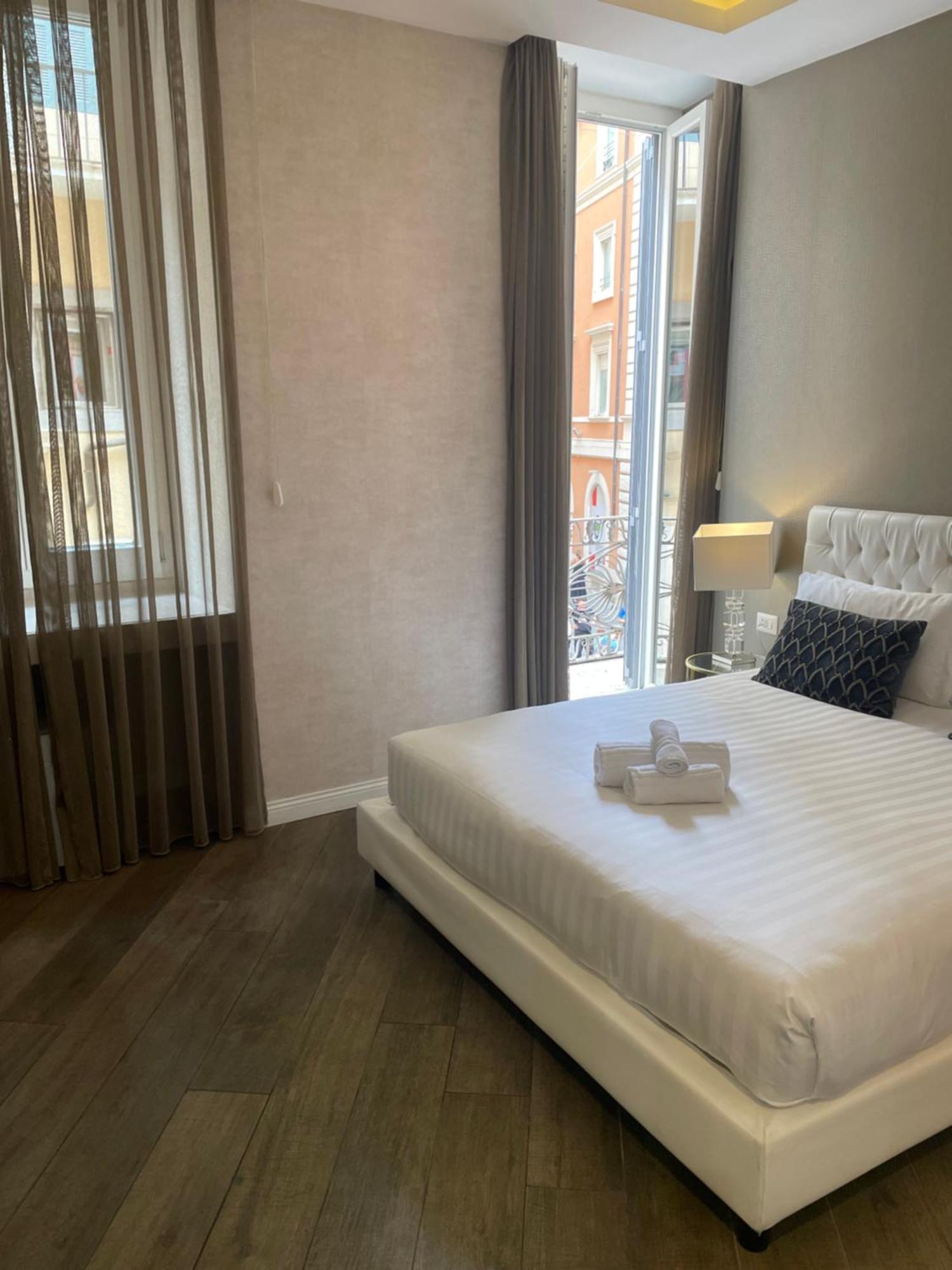 Superior Double Room-Via del Corso balcony