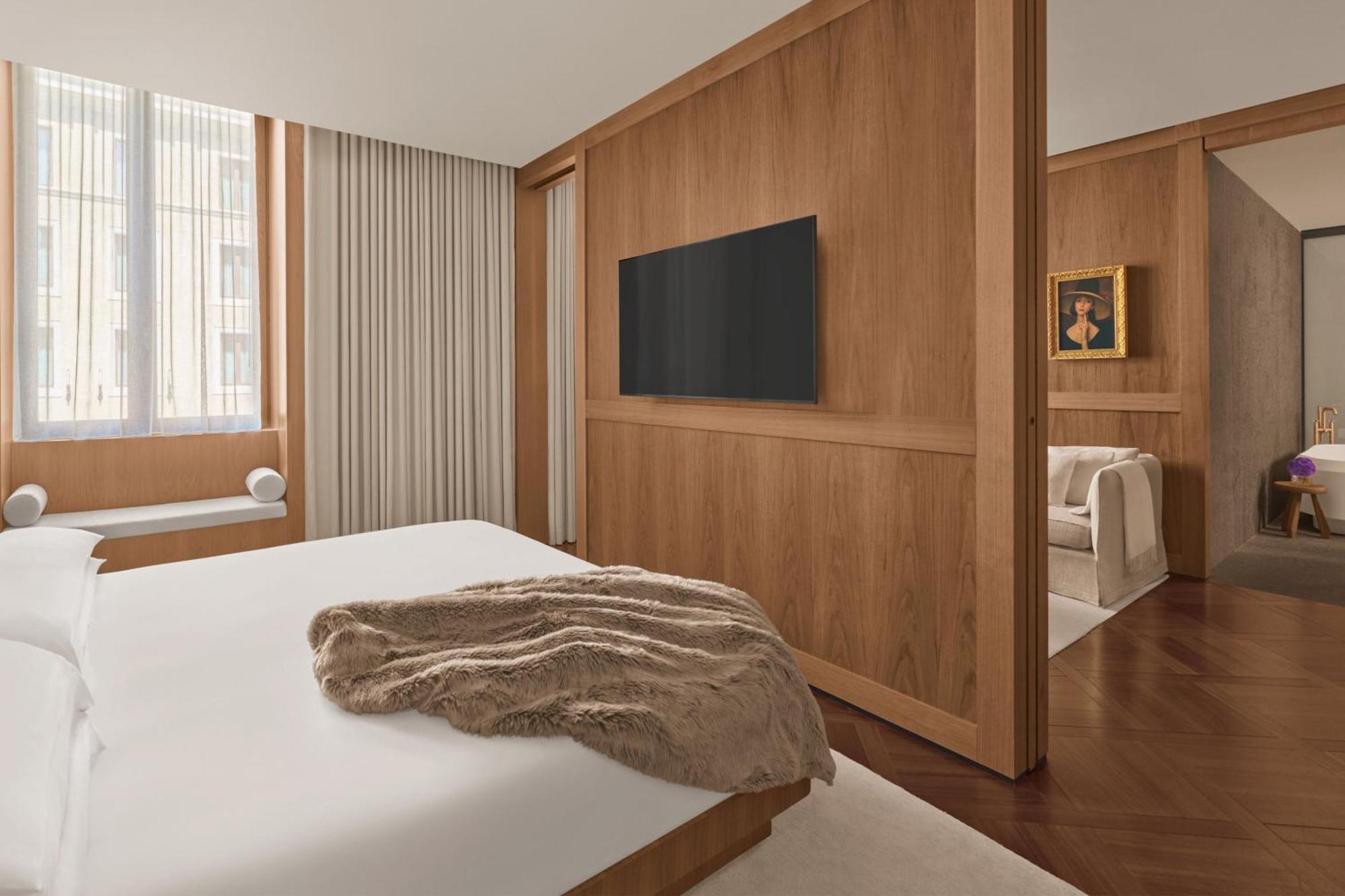 One-Bedroom King Suite Courtyard View