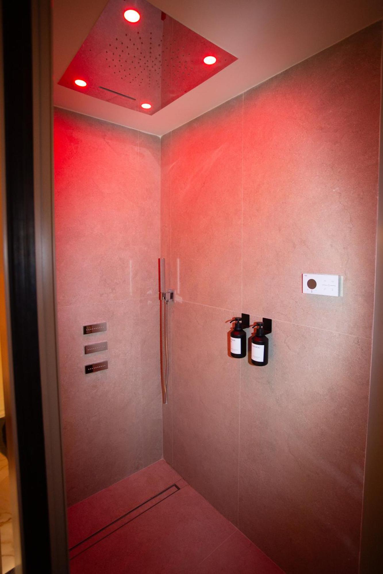 Suite with Hot Tub,1632262727:JPEG