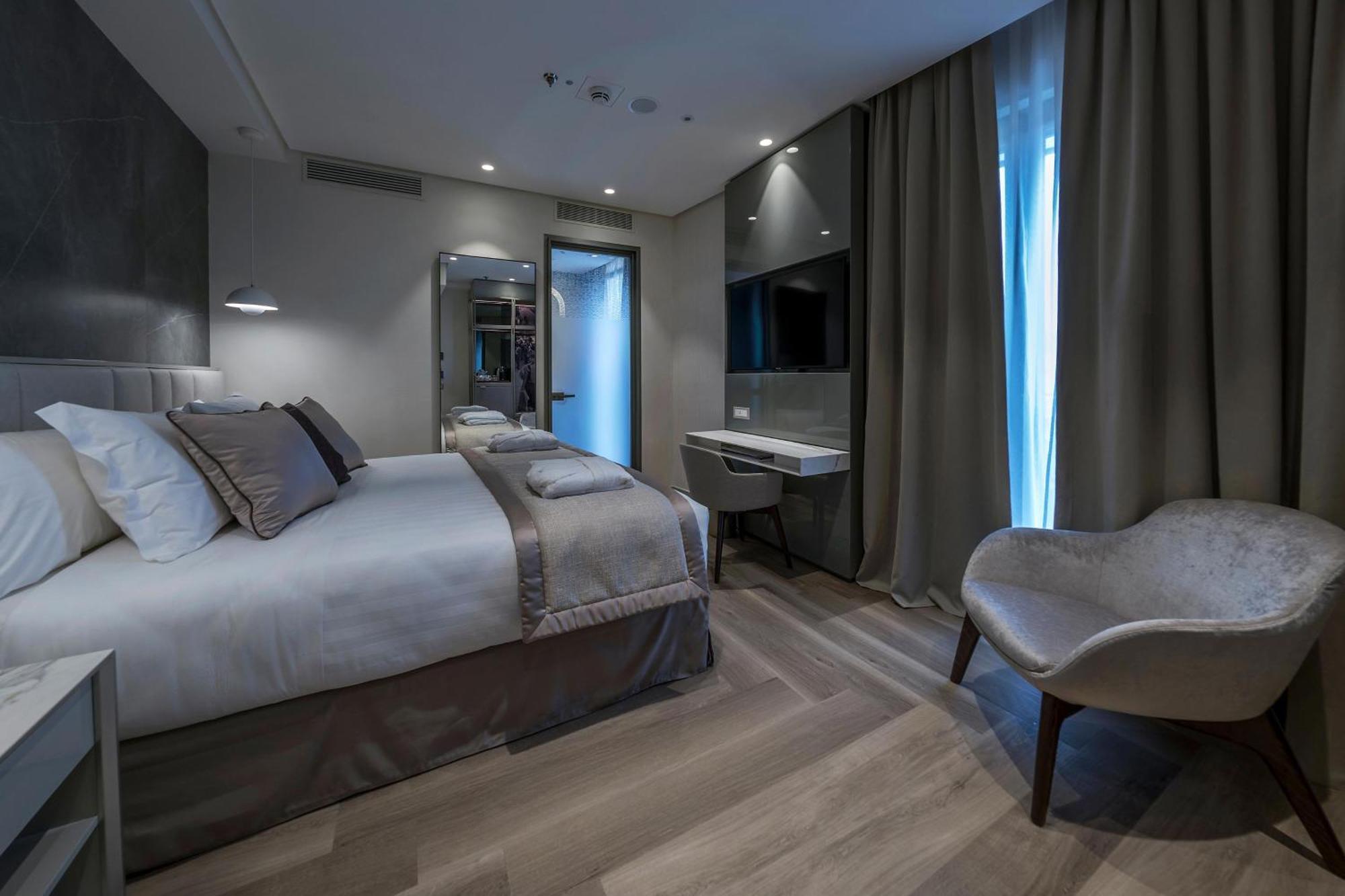 Superior, Guest room, 1 King, City view
