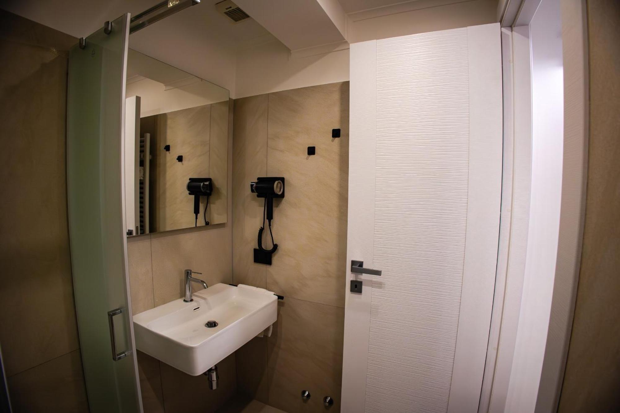 Twin Room Private Bathroom