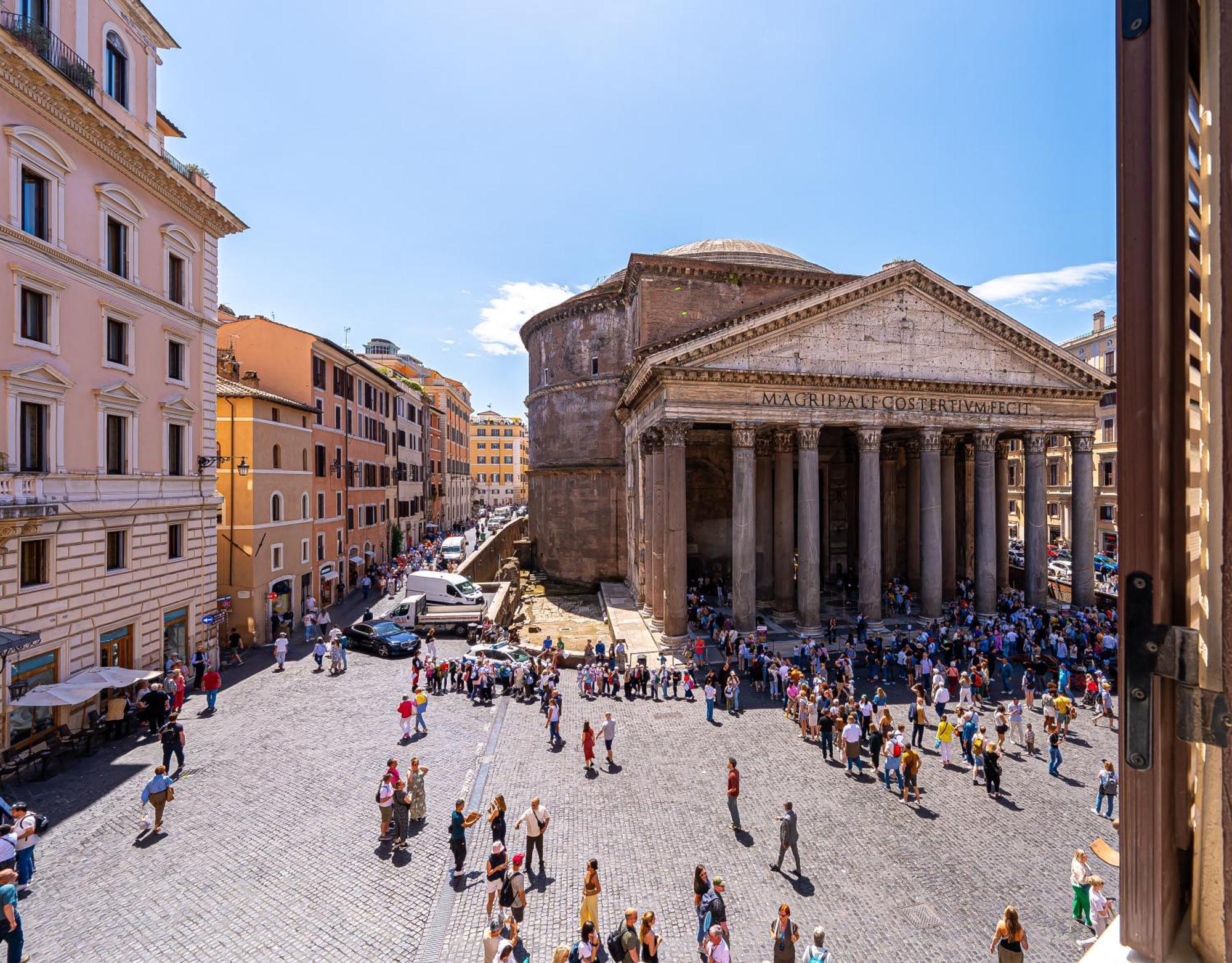 Corner room Pantheon Fountain View