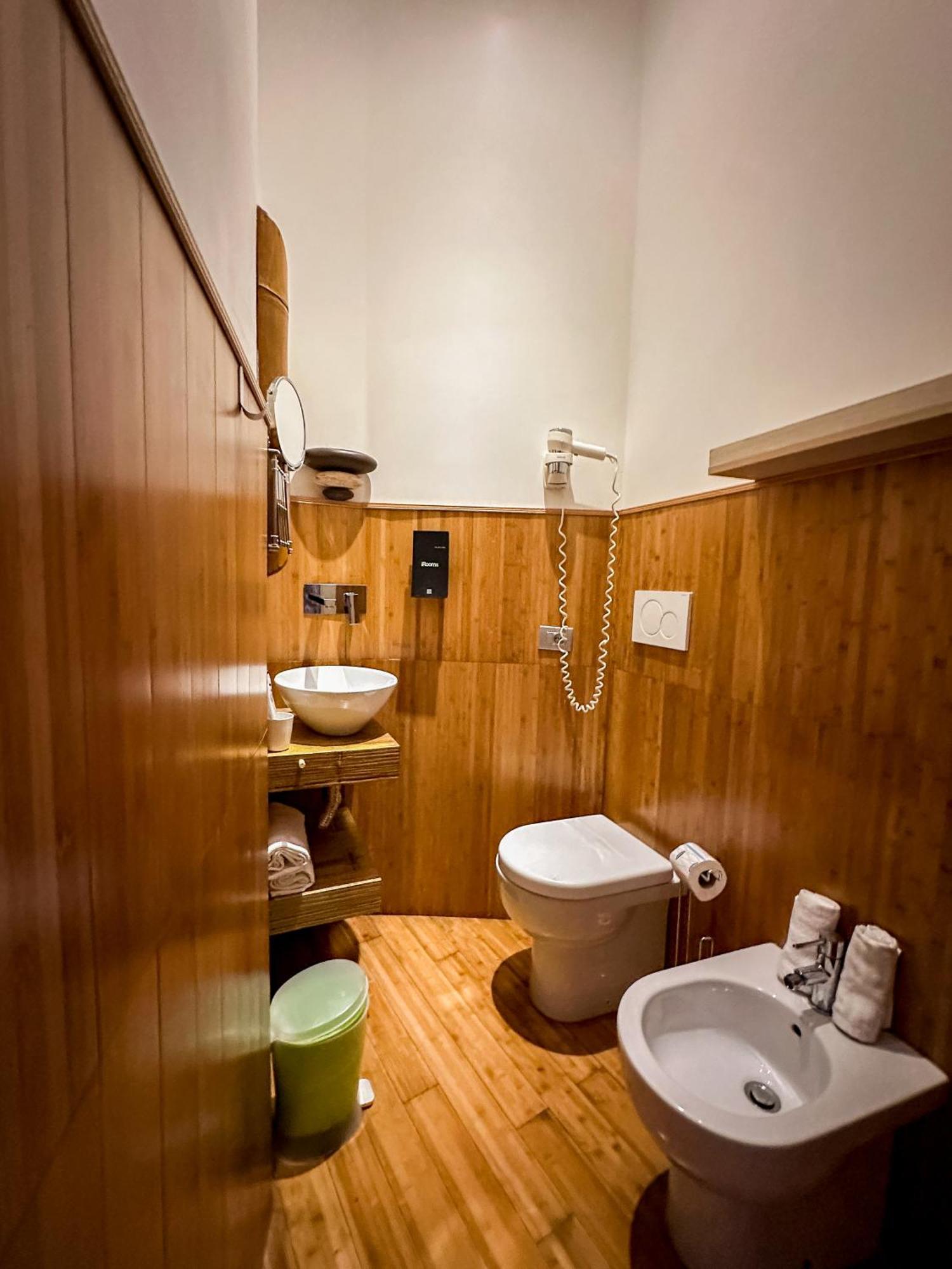 Superior Double Room Grotto Shower