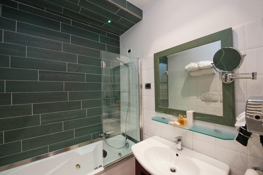 Deluxe Double or Twin Room Spa Bath,205453066:JPEG