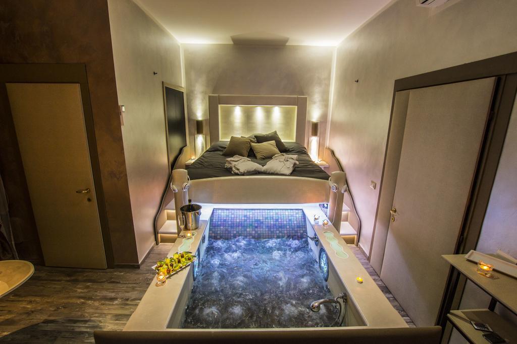 Double Room with Spa Bath,394895916:JPEG