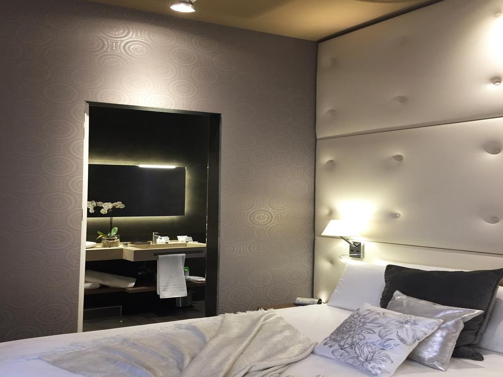 Two Connecting Double Rooms,446034060:JPEG