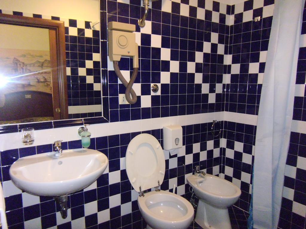 Single Room,72576386:JPEG