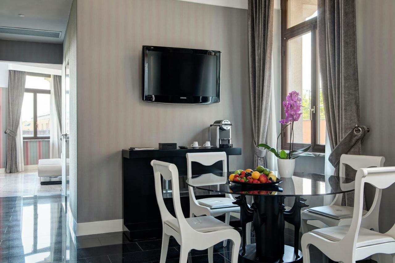 Executive Suite,830260163:JPEG