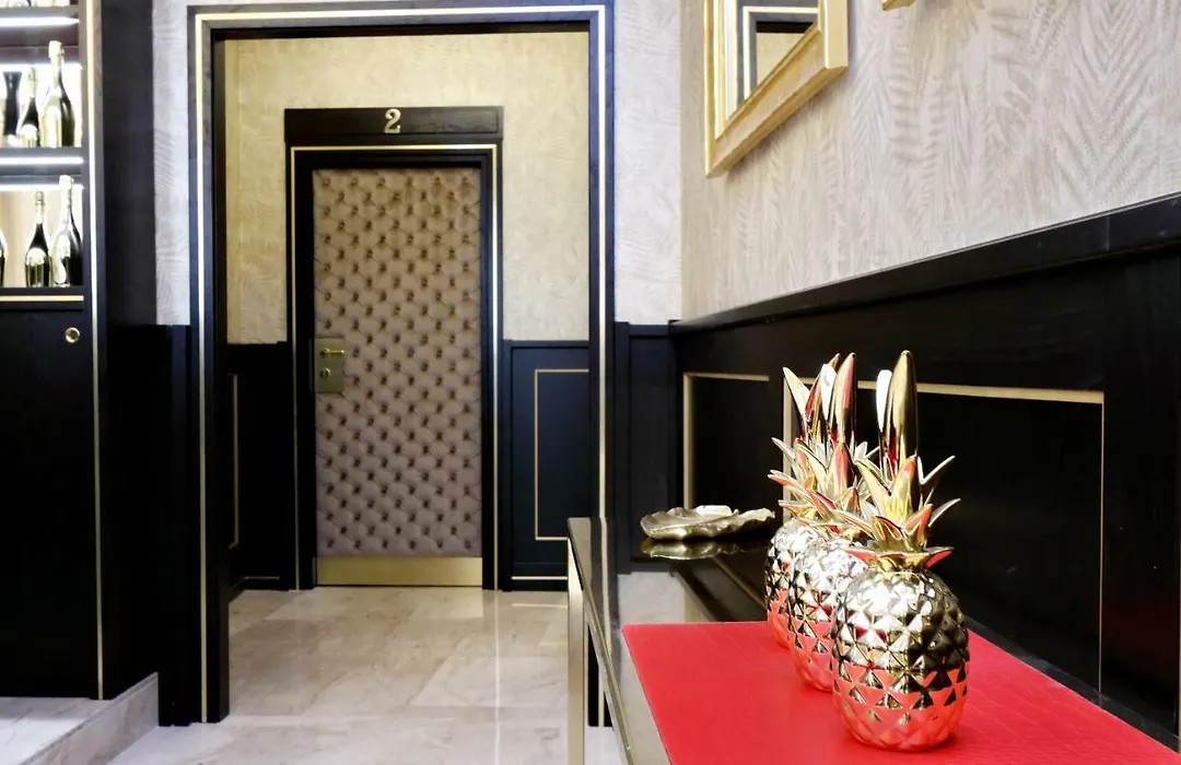 Spanish Diamond Luxury Suites & Jacuzzi-1