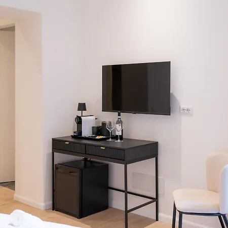 Romart Luxury Rooms-3