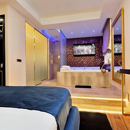 Spanish Diamond Luxury Suites & Jacuzzi-3